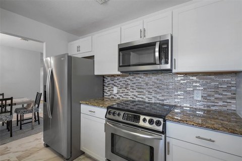 Condo in Largo, Florida, 3 bedrooms  № 1342994 - photo 8