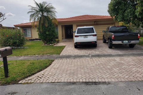 Casa en venta en Tamarac, Florida, 4 dormitorios, 146.14 m2 № 1384017 - foto 1