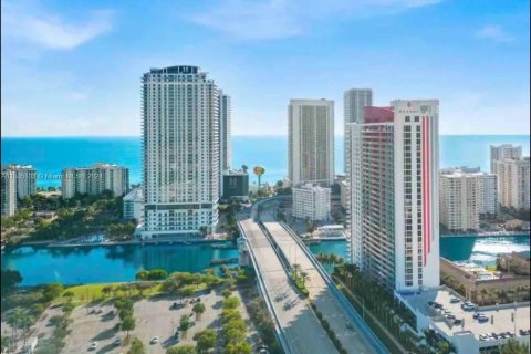 Condominio en venta en Hallandale Beach, Florida, 2 dormitorios, 95.69 m2 № 1384015 - foto 3