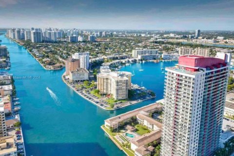 Condominio en venta en Hallandale Beach, Florida, 2 dormitorios, 95.69 m2 № 1384015 - foto 1