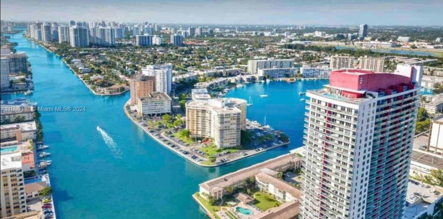 Condominio en Hallandale Beach, Florida, 2 dormitorios  № 1384015