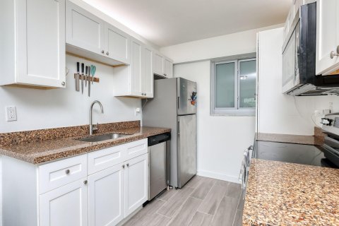 Condo in Miami Beach, Florida, 1 bedroom  № 981602 - photo 17