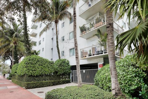 Condo in Miami Beach, Florida, 1 bedroom  № 981602 - photo 11