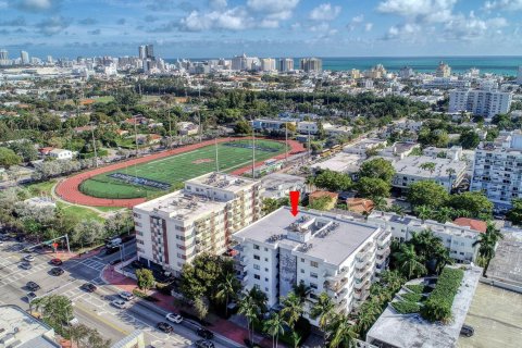 Condo in Miami Beach, Florida, 1 bedroom  № 981602 - photo 1