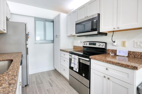 Condo in Miami Beach, Florida, 1 bedroom  № 981602 - photo 18