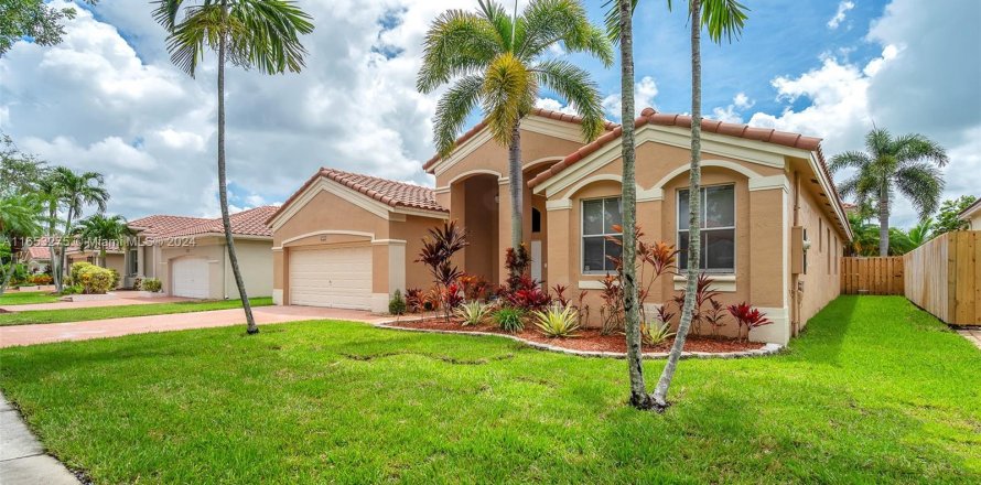 House in Miramar, Florida 3 bedrooms, 236.81 sq.m. № 1347995