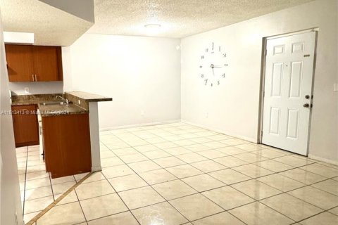 Condominio en venta en Hialeah, Florida, 2 dormitorios, 102.75 m2 № 1235662 - foto 11