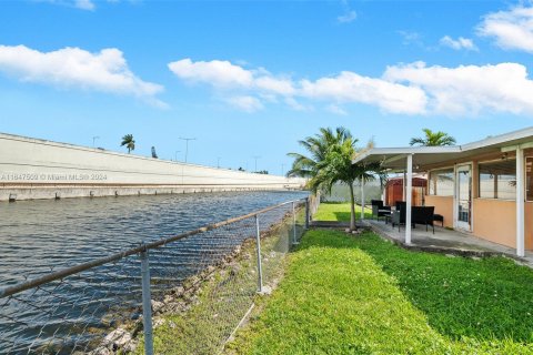 Villa ou maison à vendre à Miami, Floride: 3 chambres, 120.22 m2 № 1330192 - photo 25