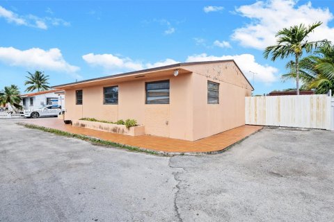 House in Miami, Florida 3 bedrooms, 120.22 sq.m. № 1330192 - photo 4