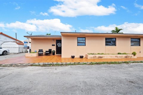 House in Miami, Florida 3 bedrooms, 120.22 sq.m. № 1330192 - photo 1