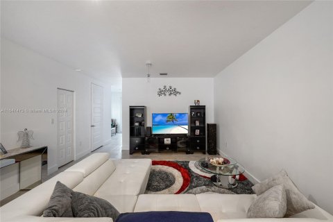 Adosado en venta en Miami Lakes, Florida, 3 dormitorios, 170.75 m2 № 1330190 - foto 21