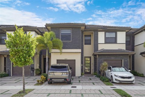 Adosado en venta en Miami Lakes, Florida, 3 dormitorios, 170.75 m2 № 1330190 - foto 1