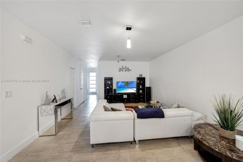 Adosado en venta en Miami Lakes, Florida, 3 dormitorios, 170.75 m2 № 1330190 - foto 13