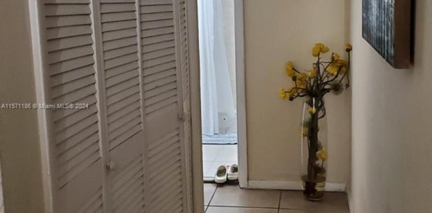 Condo in North Miami Beach, Florida, 1 bedroom  № 1128202