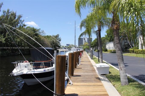 Condo in Fort Lauderdale, Florida, 2 bedrooms  № 1345435 - photo 10