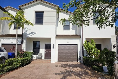 Townhouse in Pembroke Pines, Florida 3 bedrooms, 155.24 sq.m. № 1291464 - photo 1