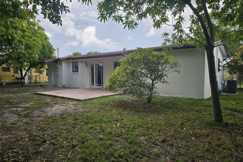 Casa en venta en Miami Gardens, Florida, 4 dormitorios, 111.11 m2 № 1293705 - foto 5