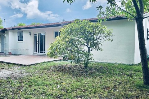 House in Miami Gardens, Florida 4 bedrooms, 111.11 sq.m. № 1293705 - photo 8