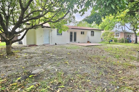 Casa en venta en Miami Gardens, Florida, 4 dormitorios, 111.11 m2 № 1293705 - foto 19