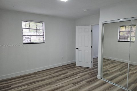 Casa en venta en Miami Gardens, Florida, 4 dormitorios, 111.11 m2 № 1293705 - foto 9