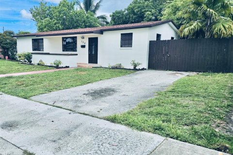 Casa en venta en Miami Gardens, Florida, 4 dormitorios, 111.11 m2 № 1293705 - foto 1