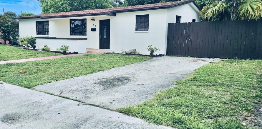 House in Miami Gardens, Florida 4 bedrooms, 111.11 sq.m. № 1293705