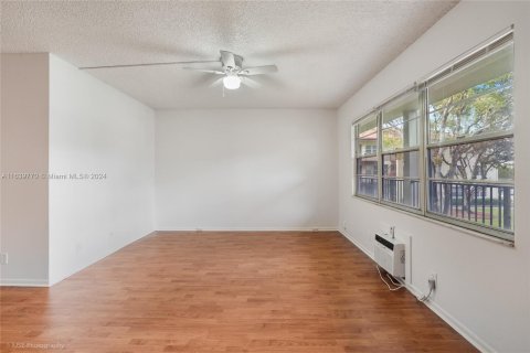 Condo in Pembroke Pines, Florida, 1 bedroom  № 1329097 - photo 4