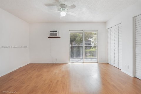 Condo in Pembroke Pines, Florida, 1 bedroom  № 1329097 - photo 10