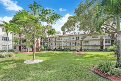 Condo in Pembroke Pines, Florida, 1 bedroom  № 1329097 - photo 1