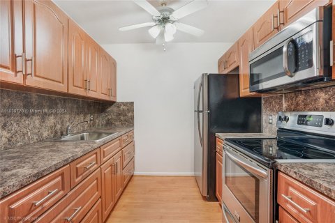 Condo in Pembroke Pines, Florida, 1 bedroom  № 1329097 - photo 2