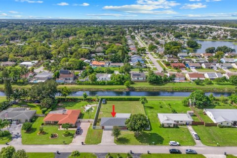 House in Lake Worth, Florida 3 bedrooms, 120.77 sq.m. № 1329435 - photo 17