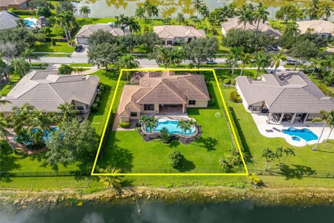 Villa ou maison à vendre à Davie, Floride: 6 chambres, 351.17 m2 № 1329437 - photo 2