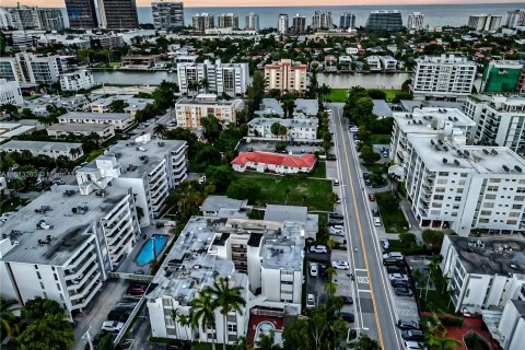 Copropriété à vendre à Bay Harbor Islands, Floride: 2 chambres, 81.75 m2 № 1236118 - photo 1