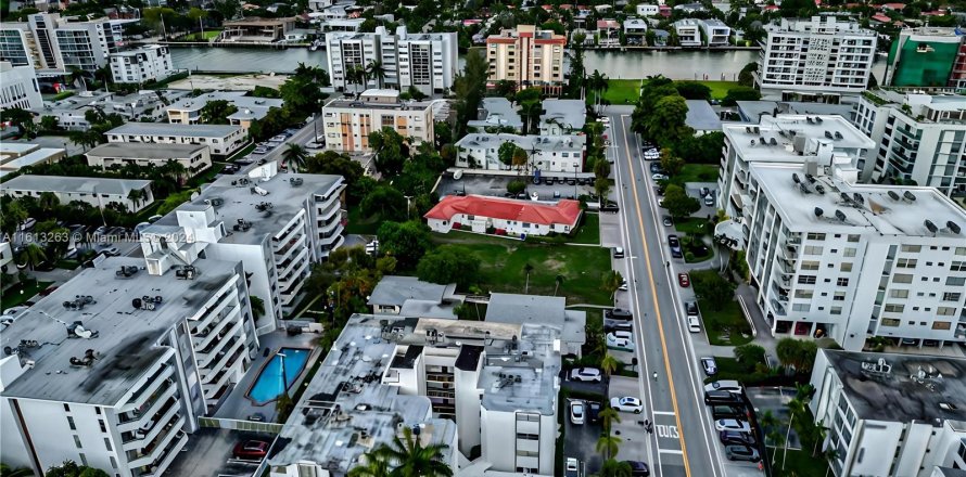 Condominio en Bay Harbor Islands, Florida, 2 dormitorios  № 1236118