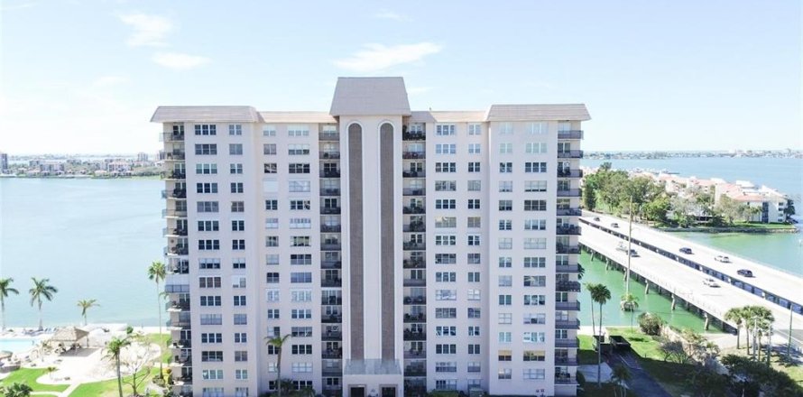 Condo in Saint Petersburg, Florida, 2 bedrooms  № 1389380