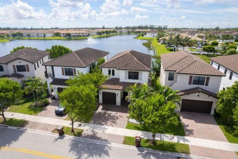 Villa ou maison à vendre à Hialeah, Floride: 4 chambres, 226.03 m2 № 1384256 - photo 1