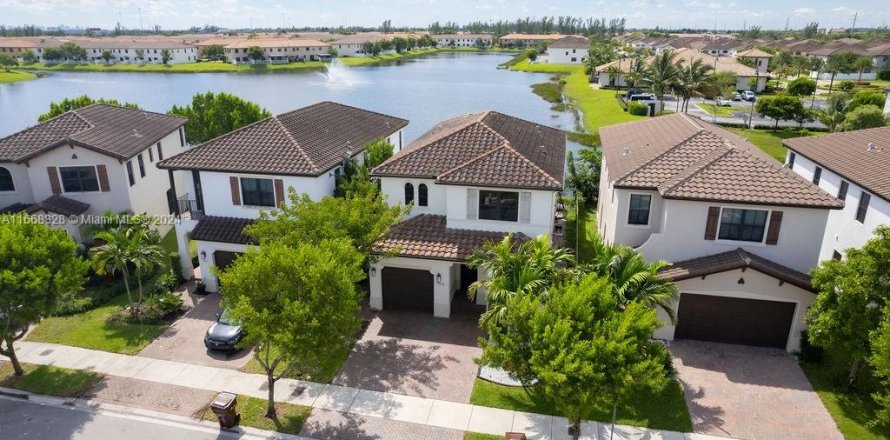 Villa ou maison à Hialeah, Floride 4 chambres, 226.03 m2 № 1384256