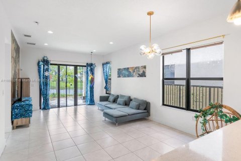 Casa en venta en Hialeah, Florida, 4 dormitorios, 226.03 m2 № 1384256 - foto 3