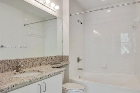 Condo in Miami, Florida, 2 bedrooms  № 1384288 - photo 9