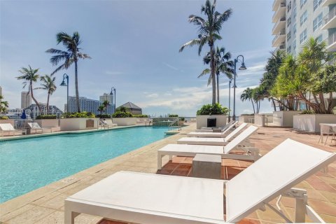 Condo in Miami, Florida, 2 bedrooms  № 1384288 - photo 1