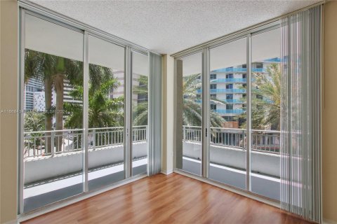 Condo in Miami, Florida, 2 bedrooms  № 1384288 - photo 13