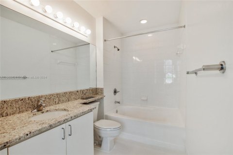 Condo in Miami, Florida, 2 bedrooms  № 1384288 - photo 8