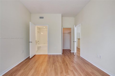 Condo in Miami, Florida, 2 bedrooms  № 1384288 - photo 5