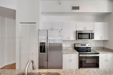 Condo in Miami, Florida, 2 bedrooms  № 1384288 - photo 23