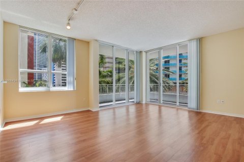 Condo in Miami, Florida, 2 bedrooms  № 1384288 - photo 12