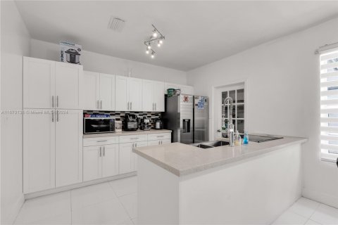 Immobilier commercial à vendre à Miami, Floride: 167.97 m2 № 1395974 - photo 8