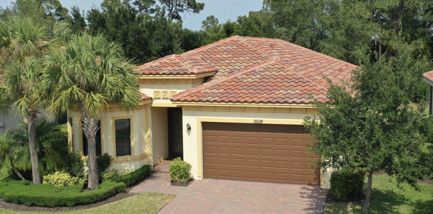 House in Vero Beach, Florida 4 bedrooms, 212.28 sq.m. № 984308