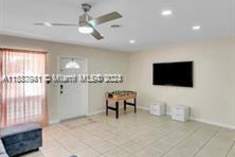 Commercial property in Fort Lauderdale, Florida 302.68 sq.m. № 1176297 - photo 11