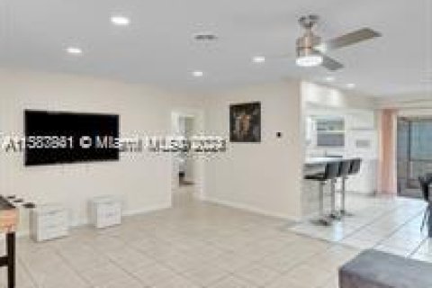 Commercial property in Fort Lauderdale, Florida 302.68 sq.m. № 1176297 - photo 10