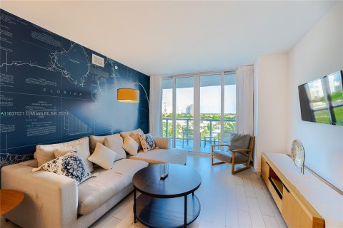 Condo in Hallandale Beach, Florida, 2 bedrooms  № 1309402 - photo 1